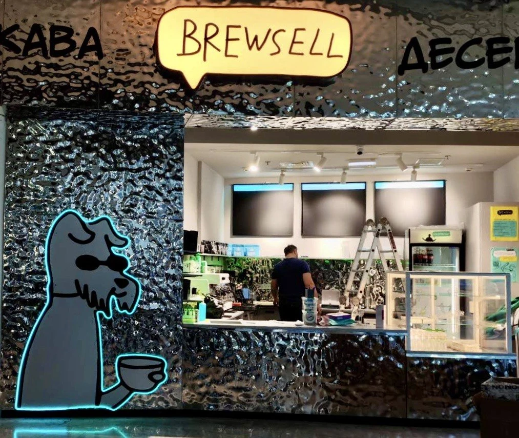 Акриловий лайтбокс BREWSELL з теплою підсвіткою, чорні несвітлові об’ємні літери та неонова вивіска на акрилі