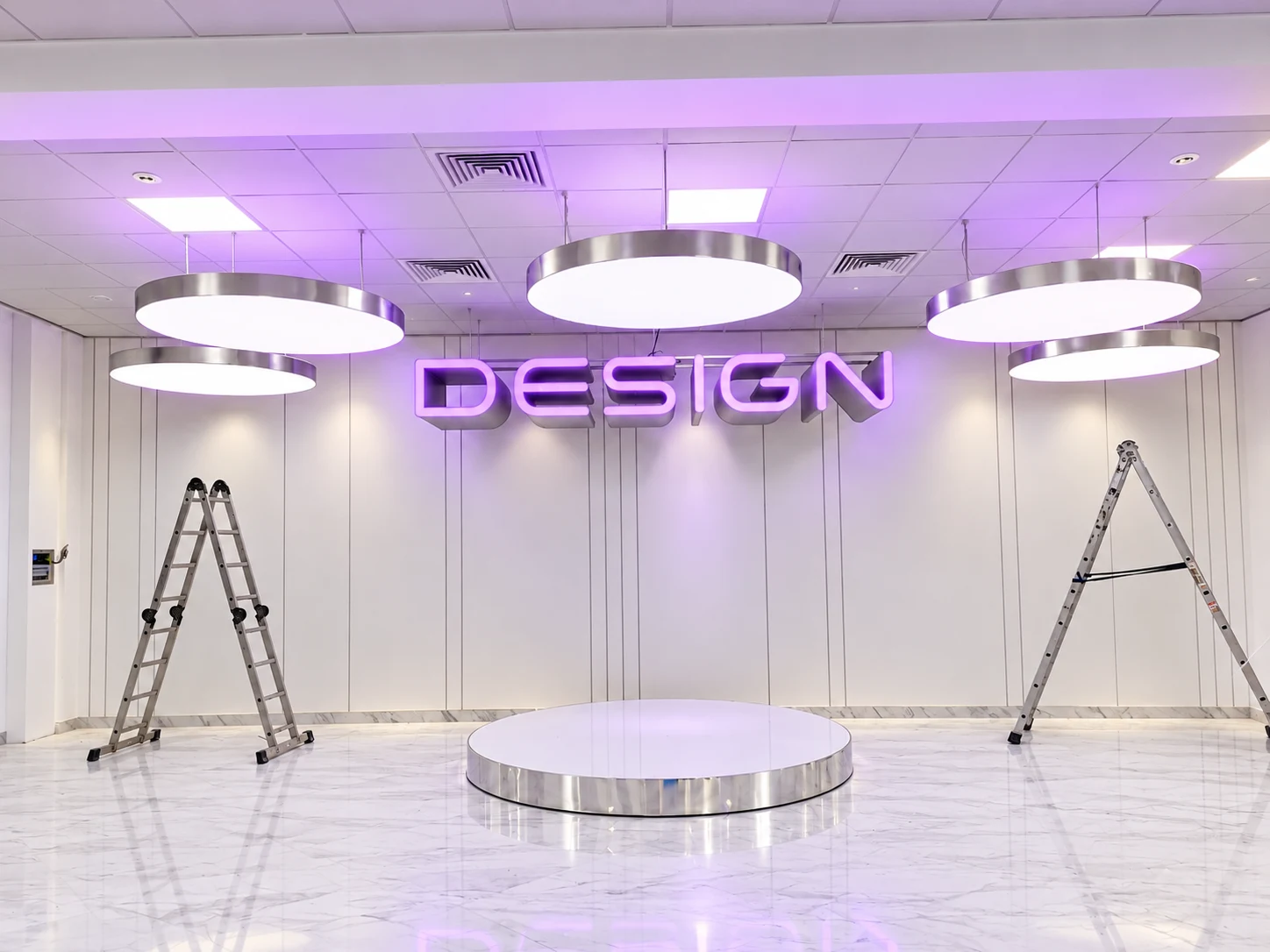 Световые буквы в интерьере. Фиолетовая надпись DESIGN и световые элементы в оформлении пространства.